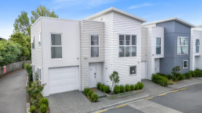 River City Retreat! King Bed & Central - By KOSH BNB